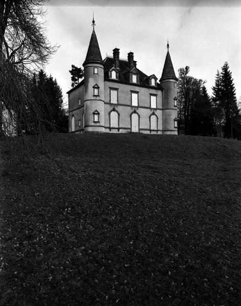 Vue de la façade principale depuis le sud-ouest