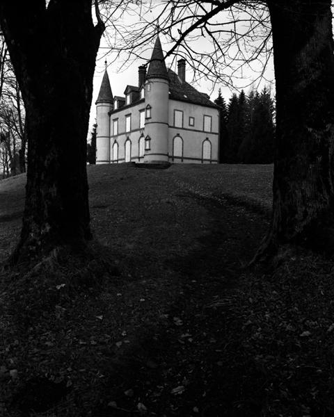 Vue de trois-quarts de la façade principale
