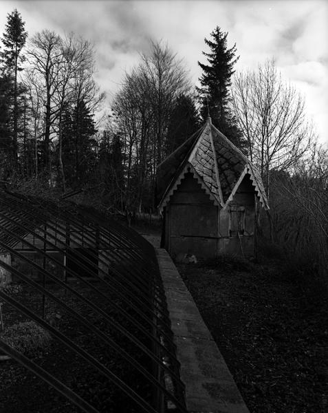 Vue de la serre et du pavillon hexagonal à toiture en sextuple bâtière.