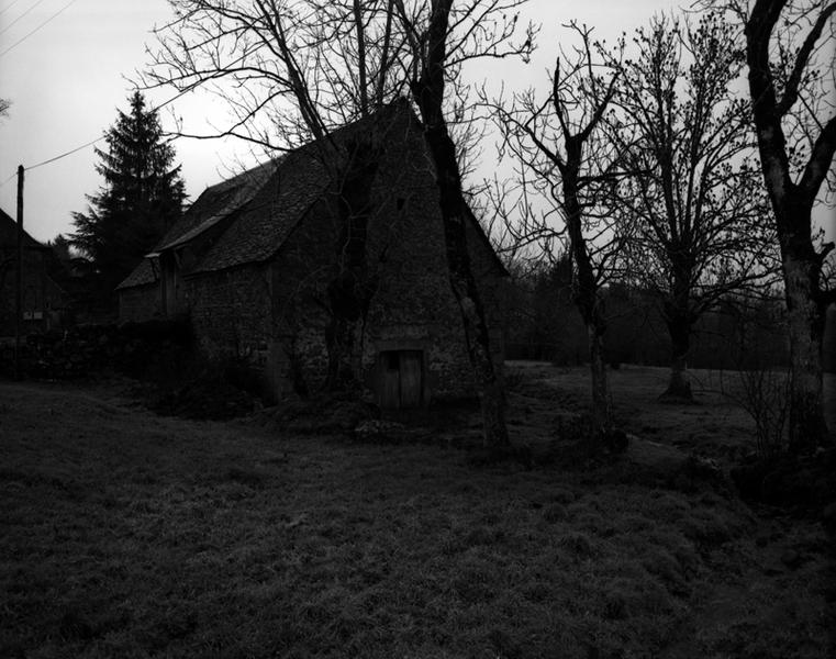 Vue de trois-quarts de la grange-étable