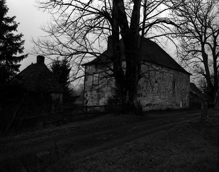 Vue de trois-quarts du logis