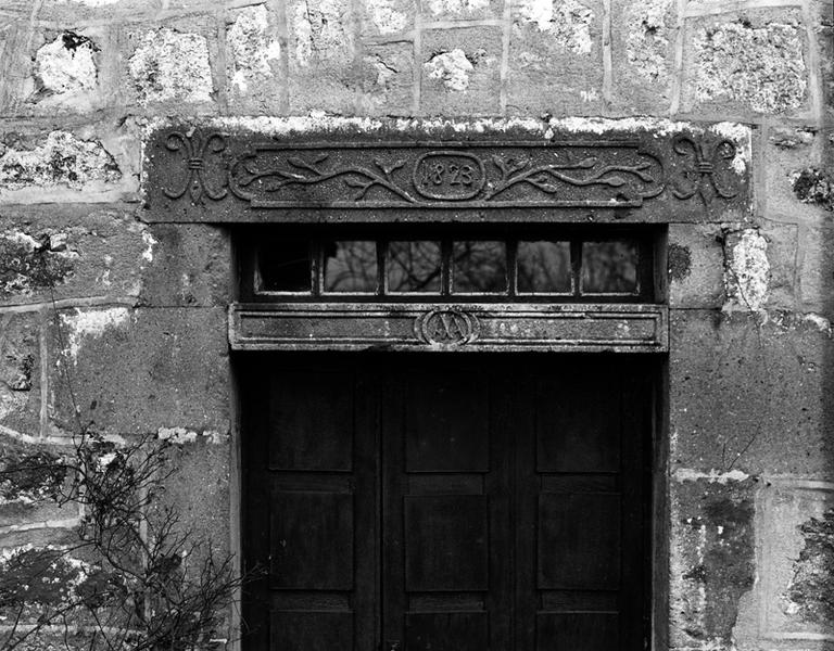 Détail du linteau de la porte du logis