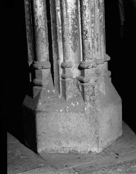 Détail de la base de colonne de l'arc doubleau de la chapelle des fonts baptismaux.