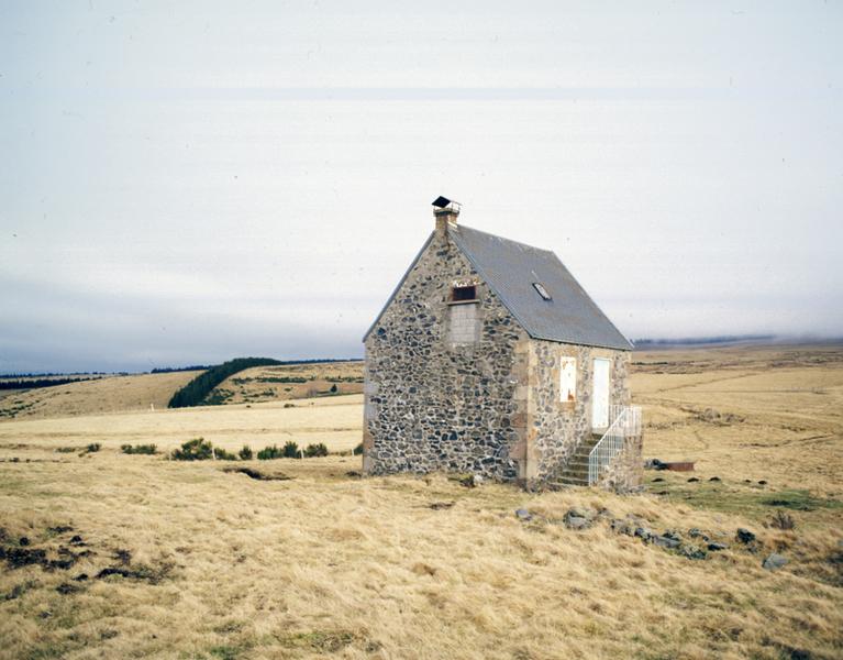 Vue de trois-quarts de la façade principale