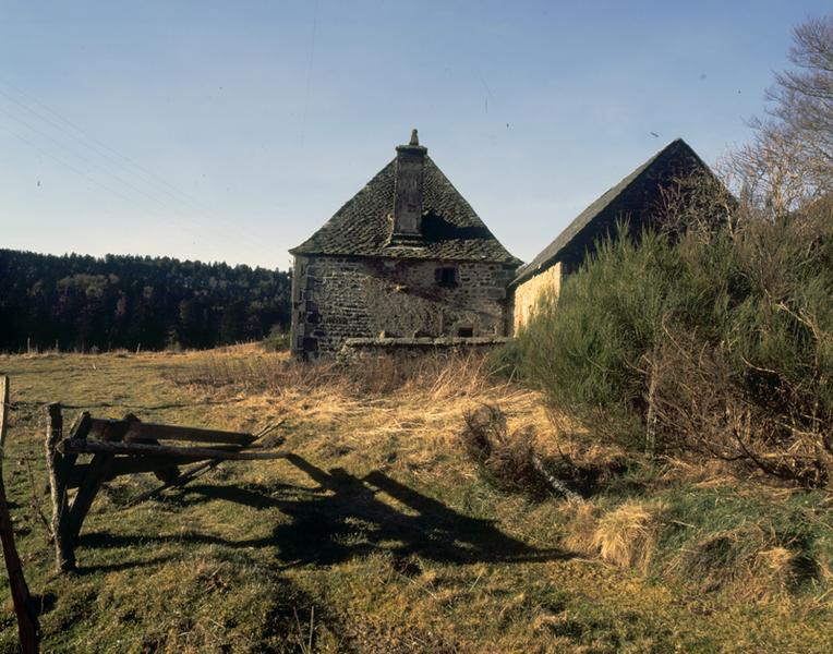 Vue générale de Notre-Dame-du Sacré-Coeur sur le rocher de Natzy depuis La-Tour-d'Auvergne.