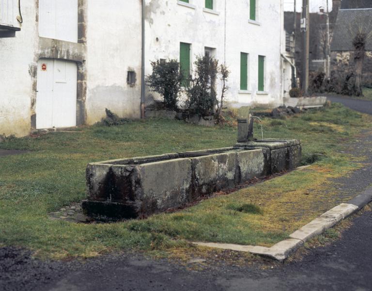 Vue générale de la fontaine abreuvoir de Saint-Pardoux. L'abreuvoir est une adjonction.