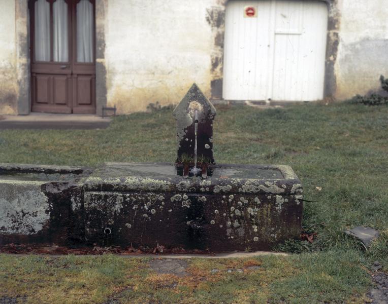 Vue de détail de la fontaine offerte, en 1892, par le conseiller général Octave Desroziers. Trois autres fontaines similaires ont été offertes par lui au bourg de La Tour.