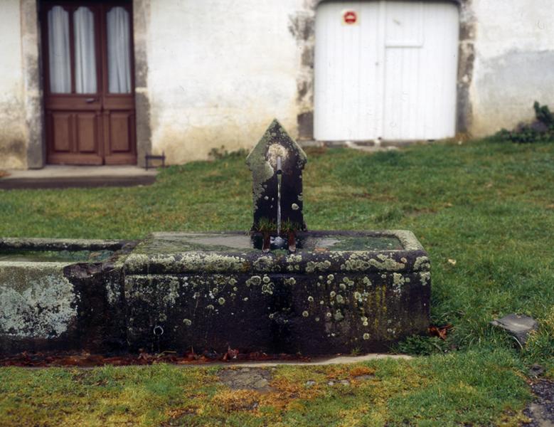 Vue de détail de la fontaine offerte, en 1892, par le conseiller général Octave Desroziers. Trois autres fontaines similaires ont été offertes par lui au bourg de La Tour.