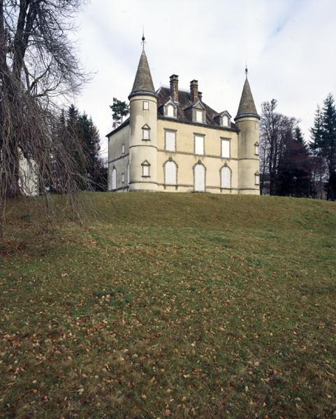 Vue de la façade principale depuis le sud-ouest