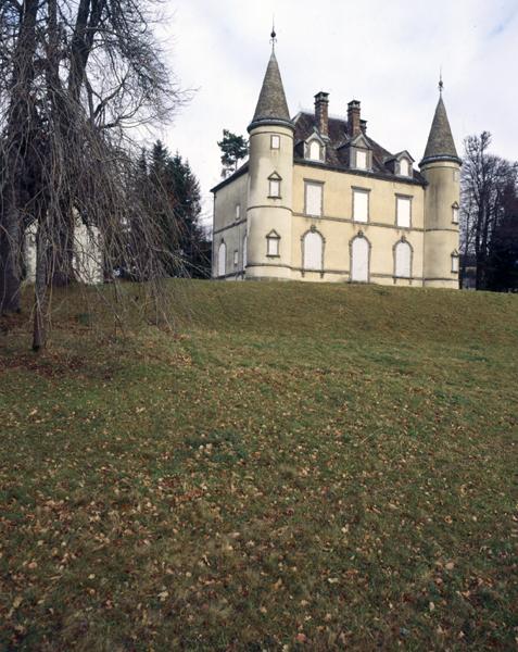 Vue de la façade principale depuis le sud-ouest