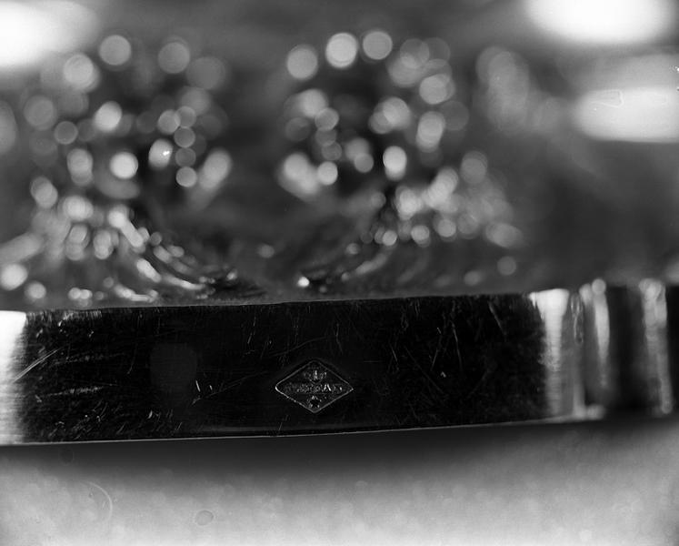 Détail du poinçon de maître, sur le bord du pied