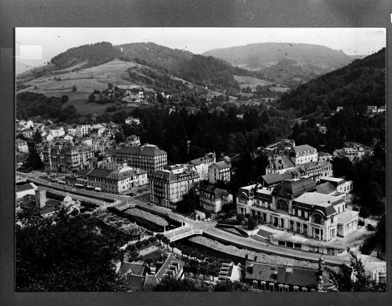 Vue partielle de la ville depuis la Roche des Fées, en direction du sud-est.