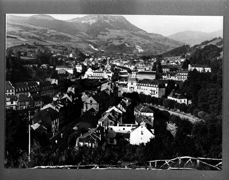 Vue partielle de la ville de La Bourboule depuis l'ouest