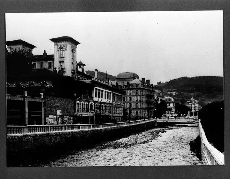 Vue partielle de la rive gauche de la Dordogne en direction de l'ouest.