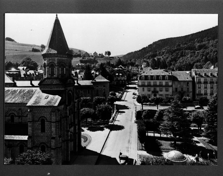 Perspective depuis l'église sur l'avenue d'Angleterre