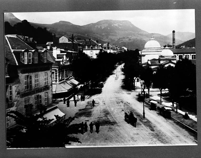 Vue perspective de l'actuel boulevard Georges-Clemenceau, en direction de l'est.