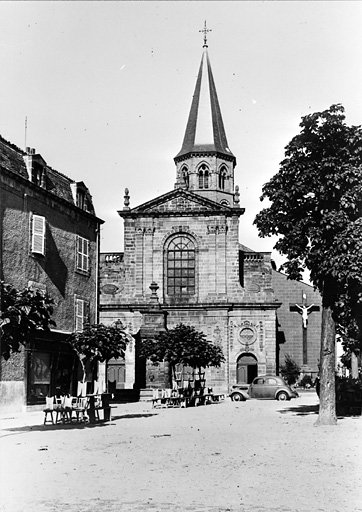 Vue générale de la façade et place-parvis au premier plan, au centre de laquelle trône la fontaine Ballainvilliers