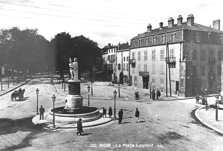 Vue générale de la place Saint-Laurent et de la fontaine Desaix