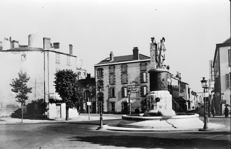 Vue générale de la Place et de la Fontaine Desaix vue de dos