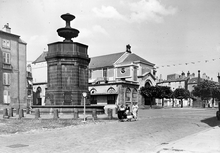 Vue de la place, du marché couvert et du Château d'eau