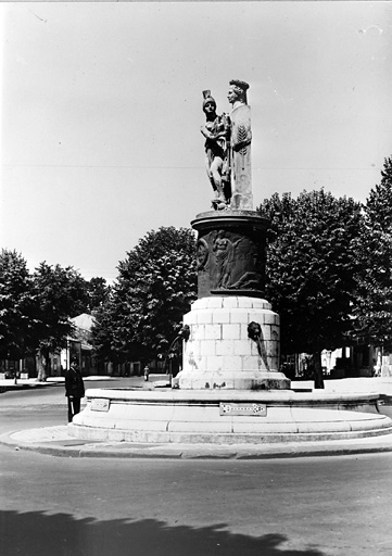 Vue de la statue de la fontaine de profil