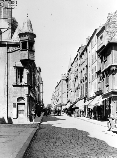 Vue générale de la rue de l'Hôtel-de-ville, avec l'hôtel dit maison des consuls au premier plan, à gauche.