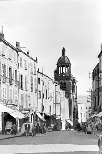 Vue générale de la rue et de l'église du Marthuret