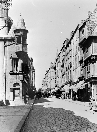 Vue générale de la rue et de la maison des Consuls.