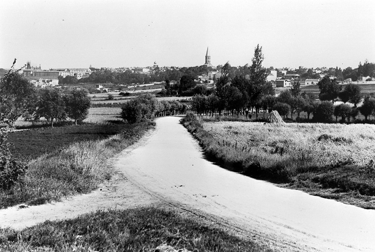 Vue générale de la campagne au Nord de Riom