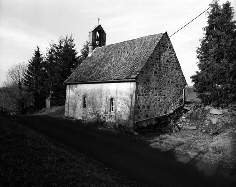 Vue de trois-quarts de la façade sud de la chapelle