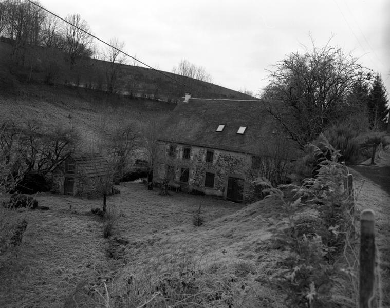 Vue de situation du moulin dans le vallon de la Mortagne. Entre la porte du logis et celle de la remise se distingue la voûte du coursier primitif qui passait sous le bâtiment.
