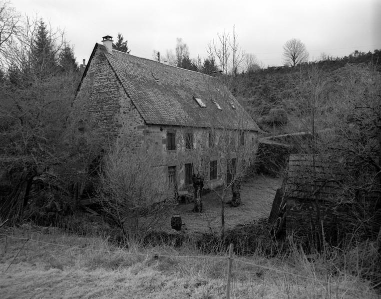 Vue générale du moulin prise depuis l'emplacement où s'élevait l'ancienne église paroissiale Saint-Gal.