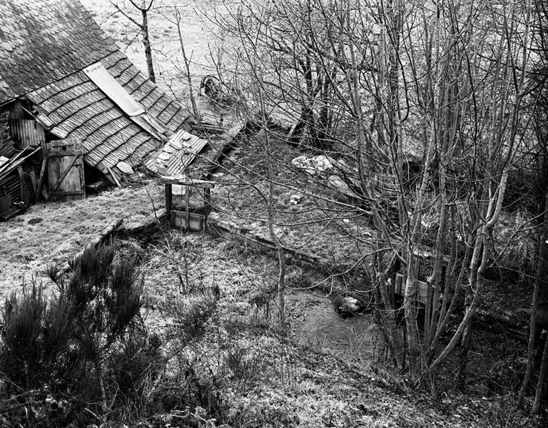 Vue de la retenue d'eau à l'arrière du moulin