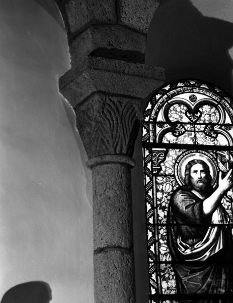 Vue de détail du chapiteau de la deuxième colonnette du choeur