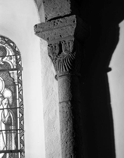 Vue de détail du chapiteau de la cinquième colonnette du choeur