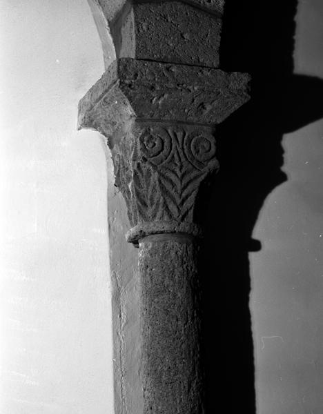 Vue de détail du chapiteau de la septième colonnette du choeur