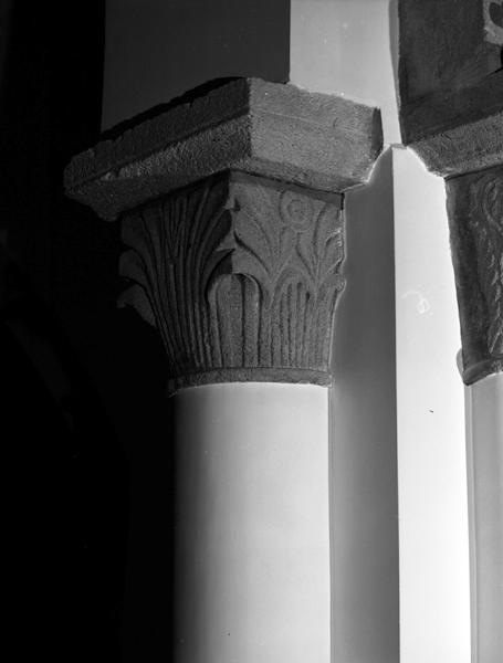 Vue de détail du chapiteau de l'arc doubleau de la croisée du transept nord.