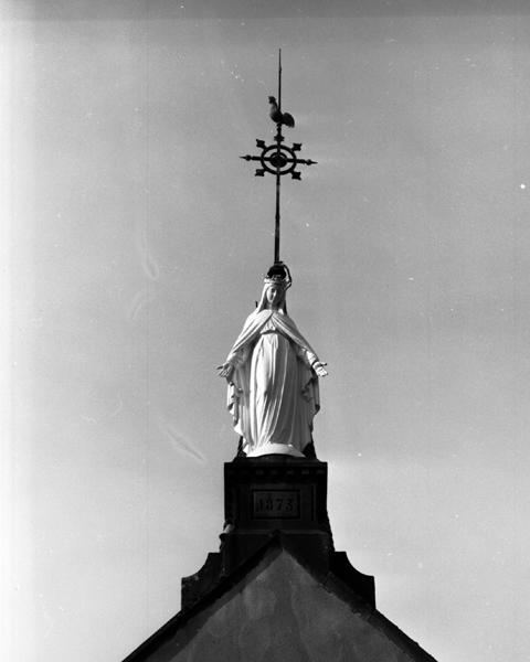 Vue de détail de la Vierge sur le couronnement du pignon découvert de la nef.