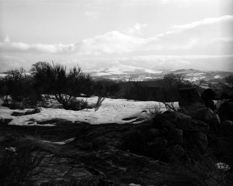 Vue prise vers l'est de la commune Au fond, le Sancy