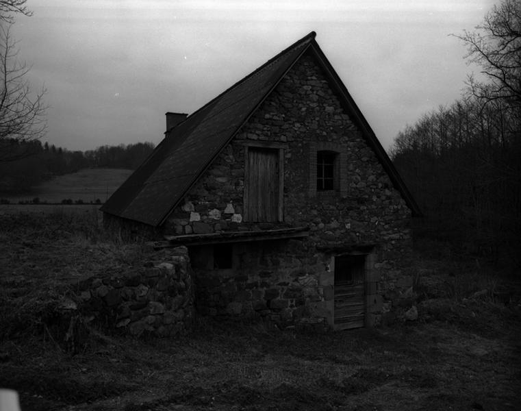 Vue de trois-quarts du mur pignon et du logement