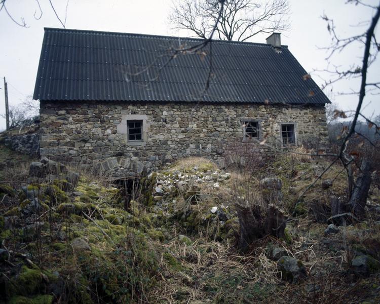 Vue de détail de la sortie des coursiers, la fenêtre droite du logis est un percement postérieur.