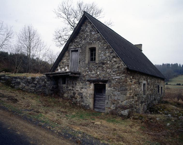 Vue générale de trois-quarts, les deux coursiers passent sous le moulin et se rejoignent en amont.