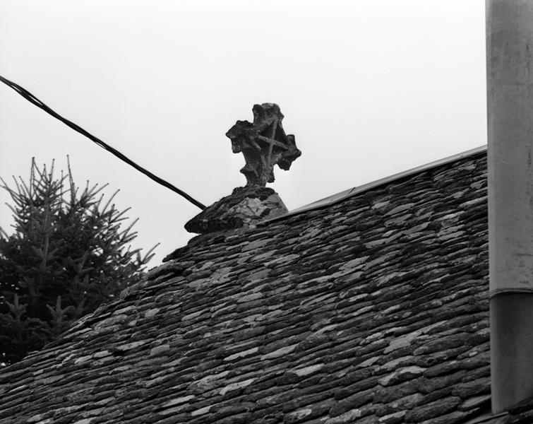 Vue de la croix de faîtage sur le pignon du chevet plat