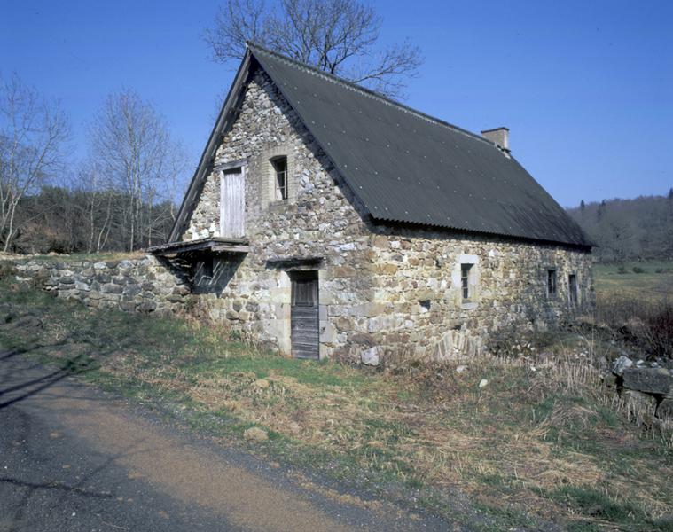 Vue générale de trois-quarts, les deux coursiers passent sous le moulin et se rejoignent en amont.