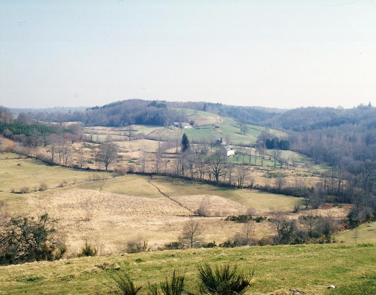 Secteur ouest de Cros, vers Combrouze et Aubert, la zone est vallonnée, les bas-fond sont humides.