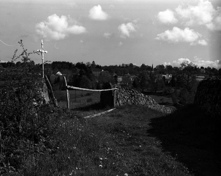 Croix de chemin sur l'ancienne route de Cros, au sud du bourg, à Antijoux.