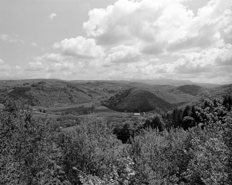 Vue générale de la vallée de la Burande depuis la route de Bagnols. La commanderie s'élevait au débouché du vallon de gauche, le long de l'ancienne route royale de Clermont à Aurillac.
