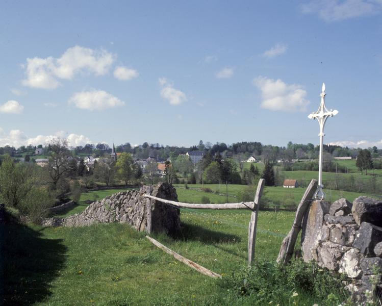 Croix de chemin sur l'ancienne route de Cros, au sud du bourg, à Antijoux.