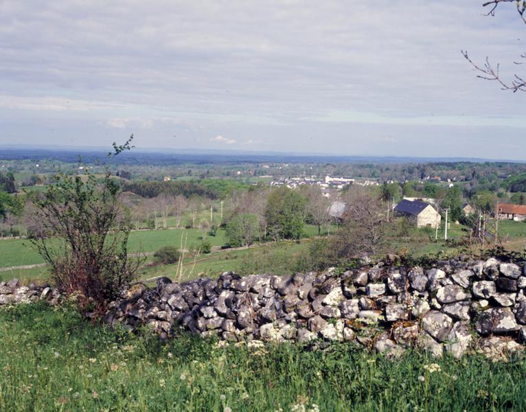 Vue générale du bourg depuis les Sardoux, à l'est