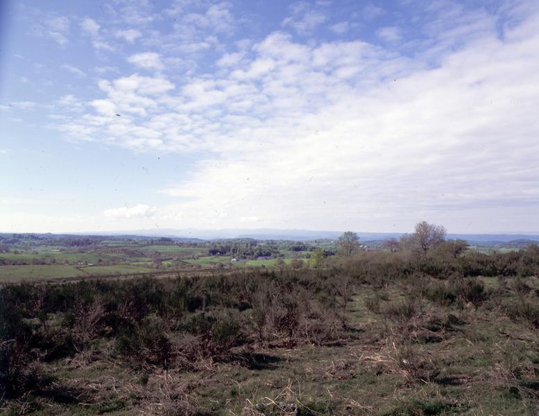 Vue prise vers le sud depuis Hauteserre Au fond, le massif du Cantal